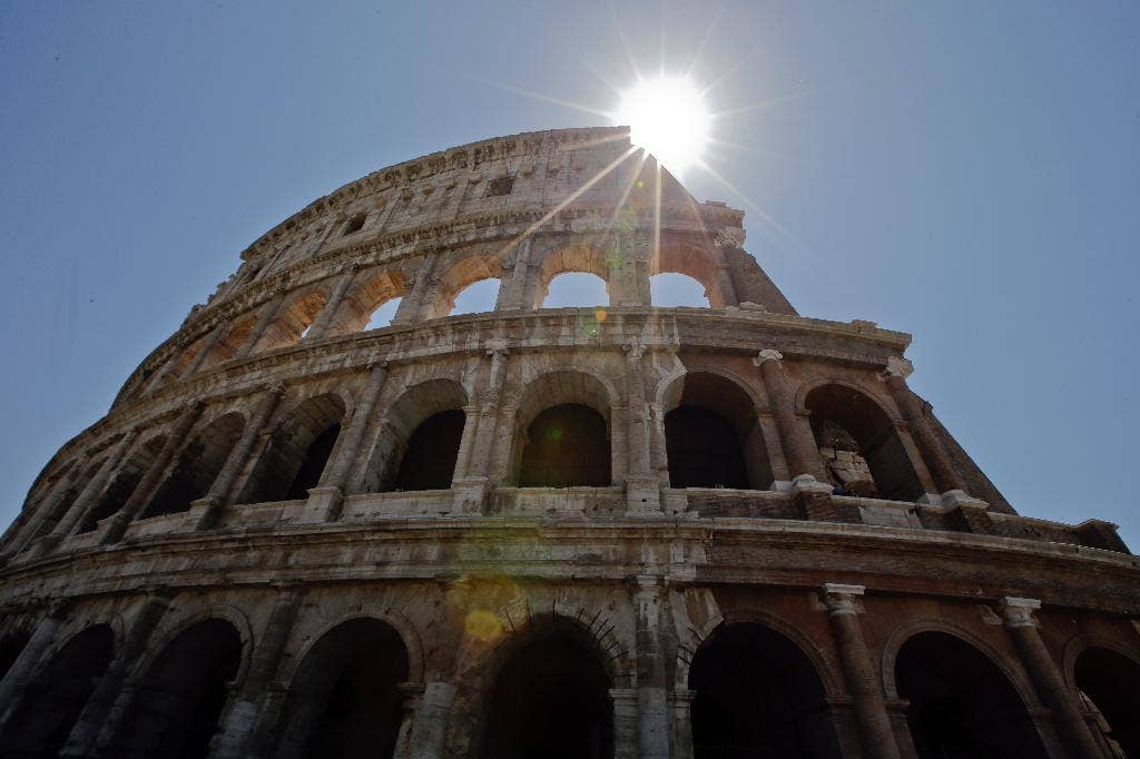 Colosseum Roma bersinar setelah restorasi yang didanai para taipan