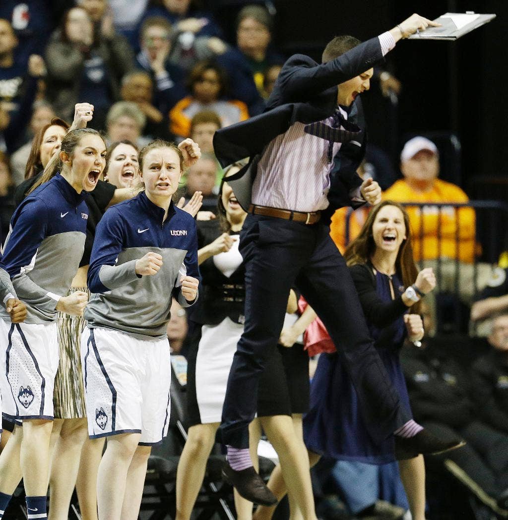 Juara bertahan Connecticut kembali ke pertandingan perebutan gelar nasional setelah mengalahkan Stanford 75-56
