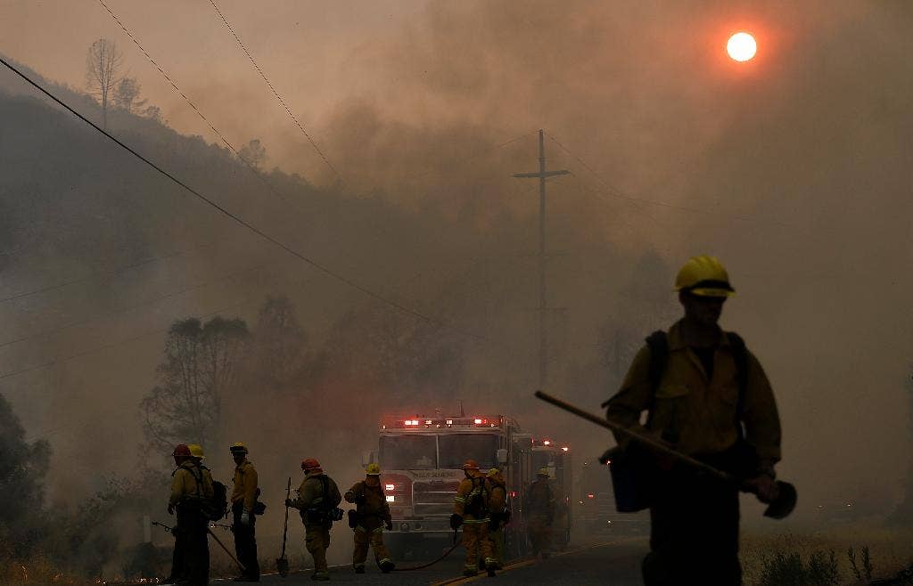 Petugas pemadam kebakaran tewas, ratusan orang mengungsi, rumah-rumah hancur saat kebakaran hutan melanda California