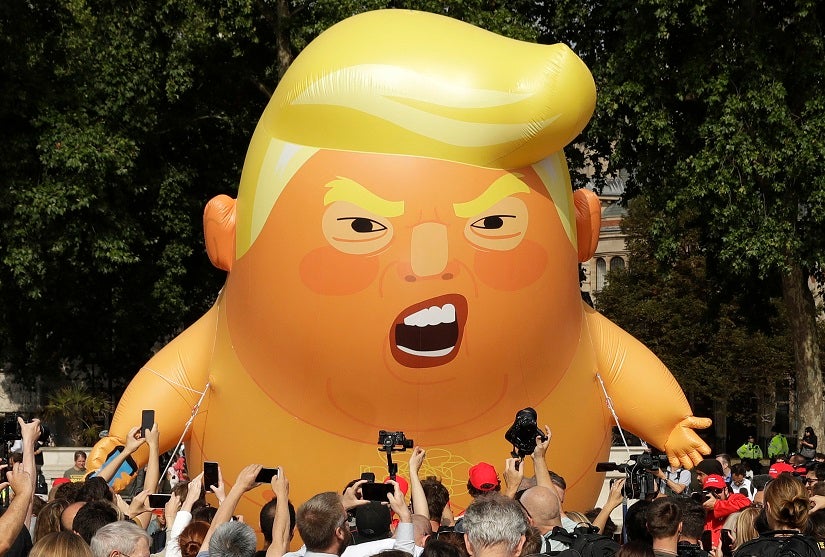 Partidario de Trump explota un enorme globo que representa al presidente como un bebé en protestas en el Reino Unido