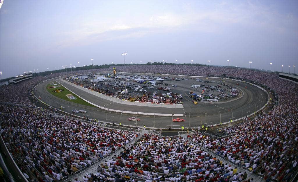 Sejak Pusat Ekonomi telah berjuang melawan NASCAR untuk mendapatkan penggemar kembali