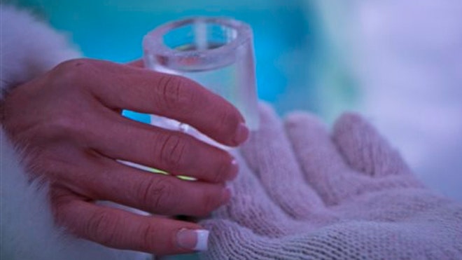 Penduduk New York dapat mengalahkan panasnya musim panas di bar es baru, yang menyediakan lebih dari sekadar minuman yang dibekukan