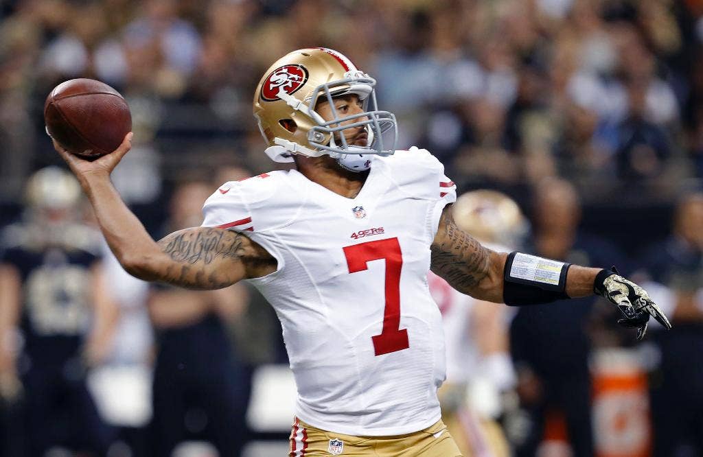 Ad-libbing Kaepernick membantu 49ers memenangkan orang-orang kudus dengan 11 pertandingan, 27-24 di OT