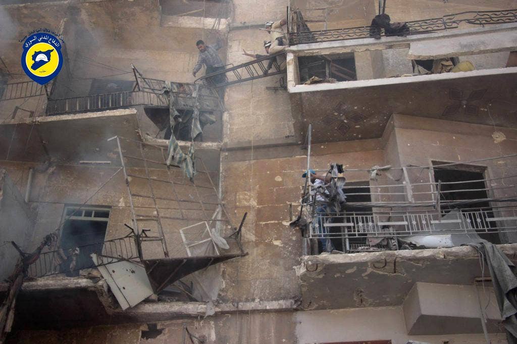 Di Aleppo, Suriah, penduduk setempat yang terpecah sama-sama khawatir akan adanya pengepungan total