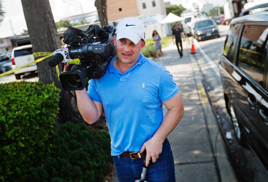 Reporter AP kembali untuk meliput pembantaian di lokasi kerja kampus