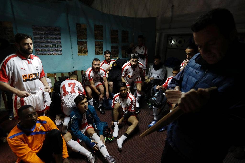 Pahlawan sepak bola Yunani membantu pengungsi memenangkan perjuangan melawan kebosanan