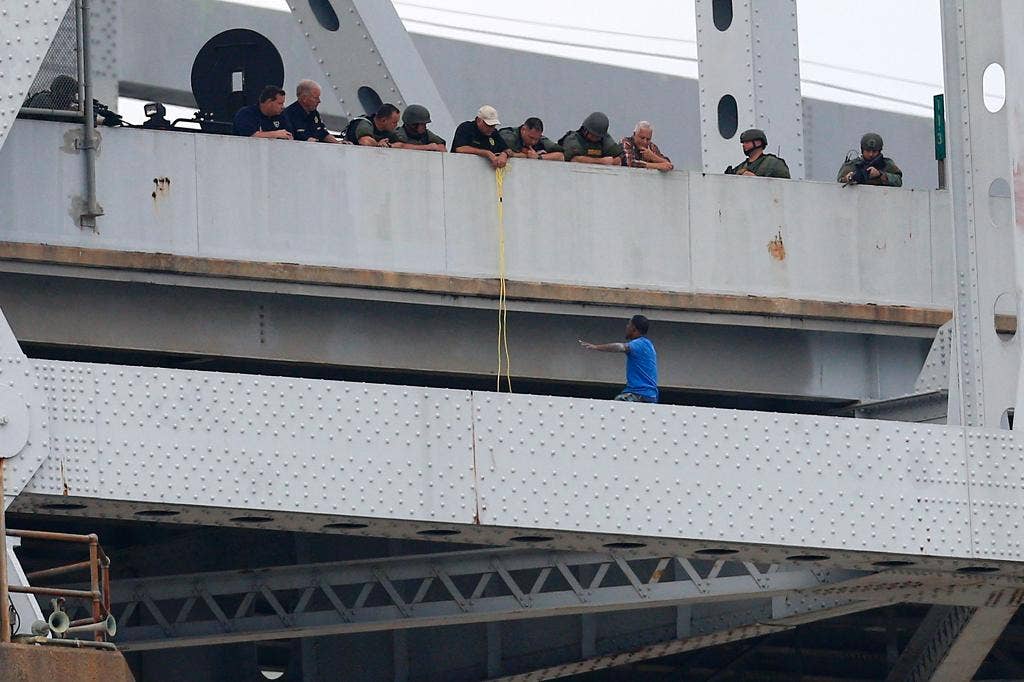 Officer, woman die; suspect critical after shooting himself | Fox News