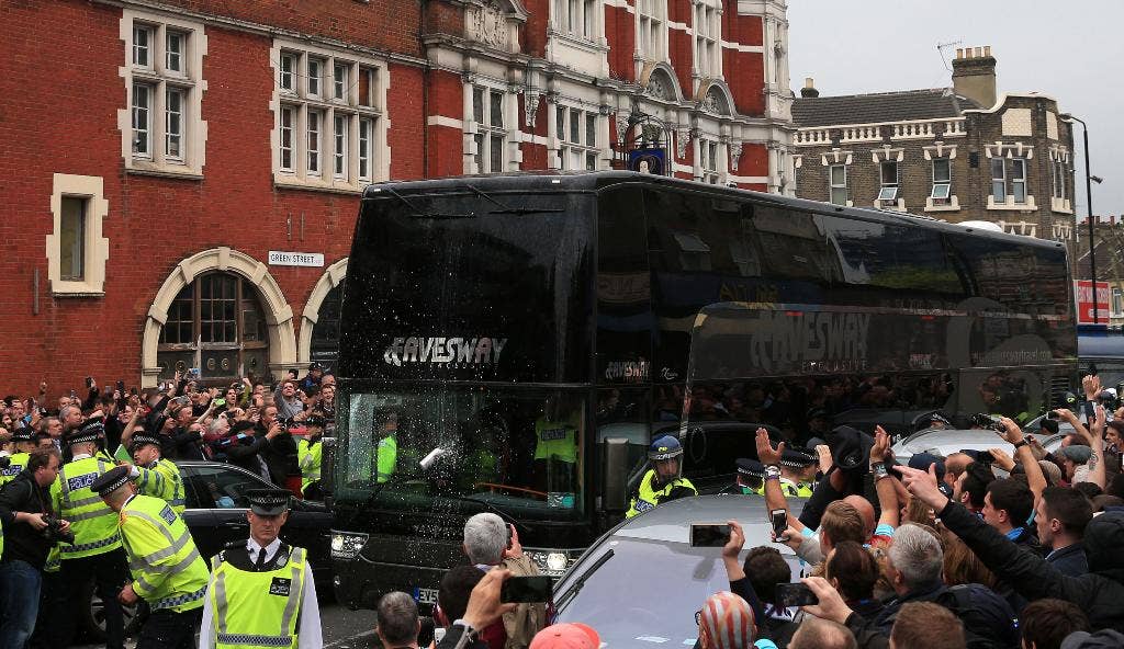 West Ham akan melarang fans bertanggung jawab atas serangan terhadap bus United