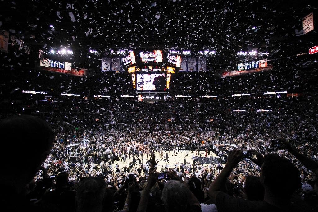 Spurs memenangkan kejuaraan NBA kelima dengan kemenangan 104-87 atas panas di Game 5 dari final