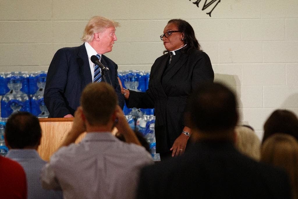 Trump, disela, tergagap saat berkunjung ke gereja Flint