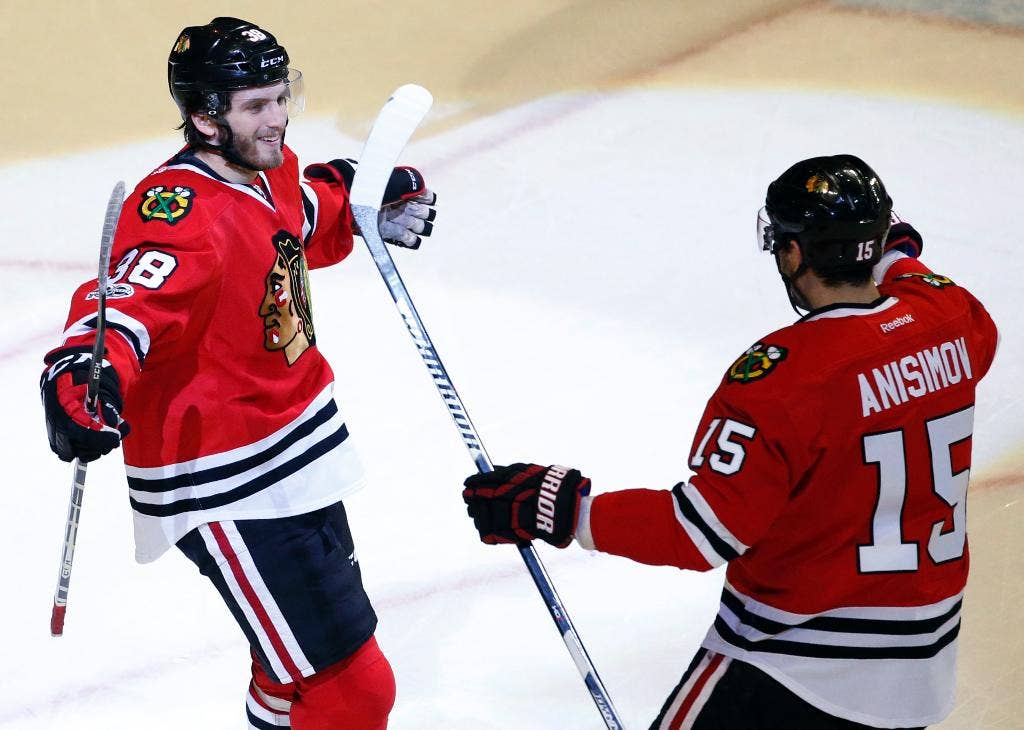 Hartman memimpin Blackhawks menang 5-2 melawan Predator