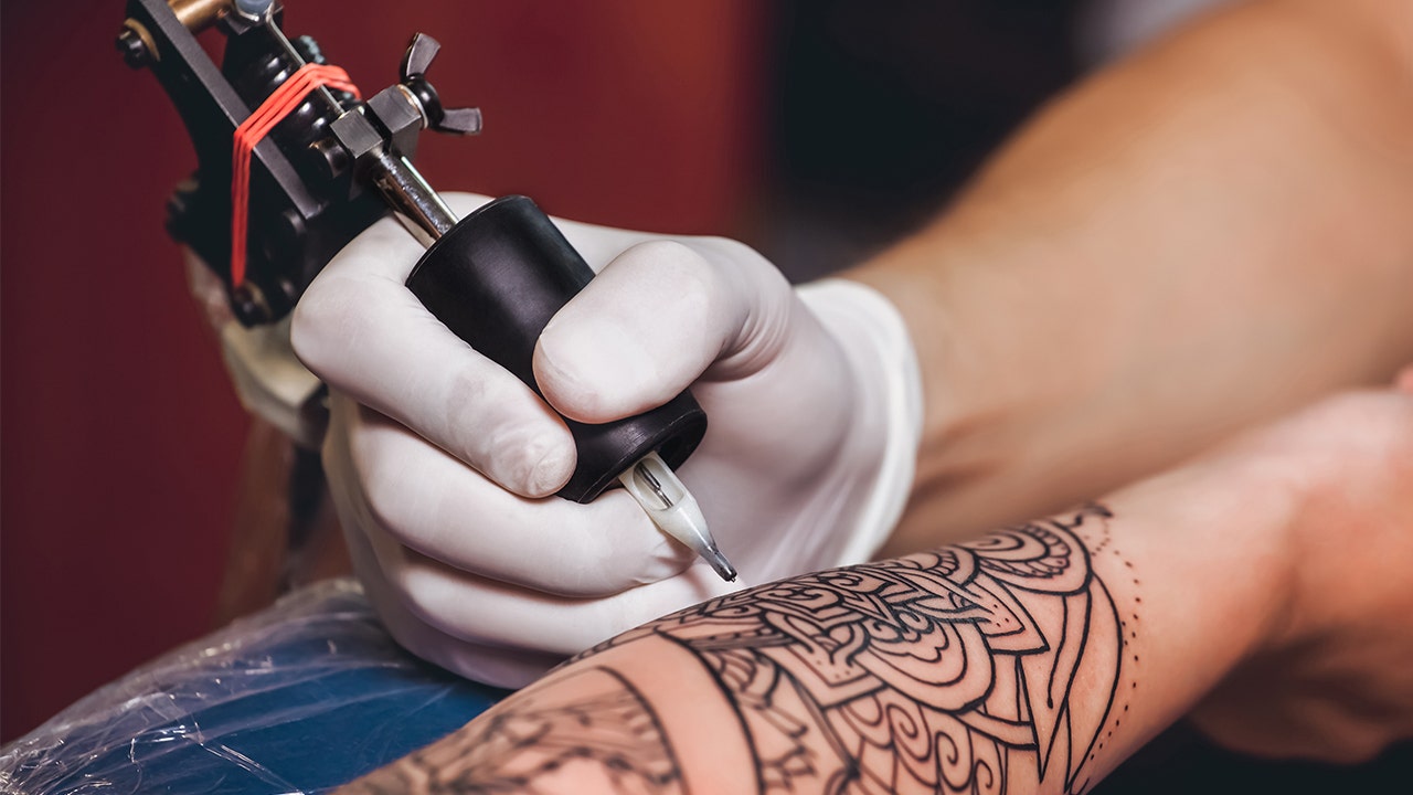Tattoo artist offers free tattoos to cover self-harm scars | Fox News