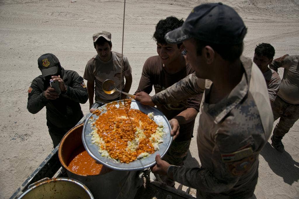 Percikan di antara pasukan keamanan Irak memperlambat kemajuan di Fallujah