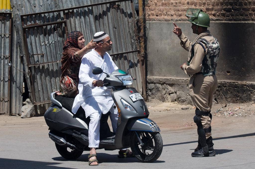 Para pengunjuk rasa mengibarkan bendera Pakistan di Kashmir India