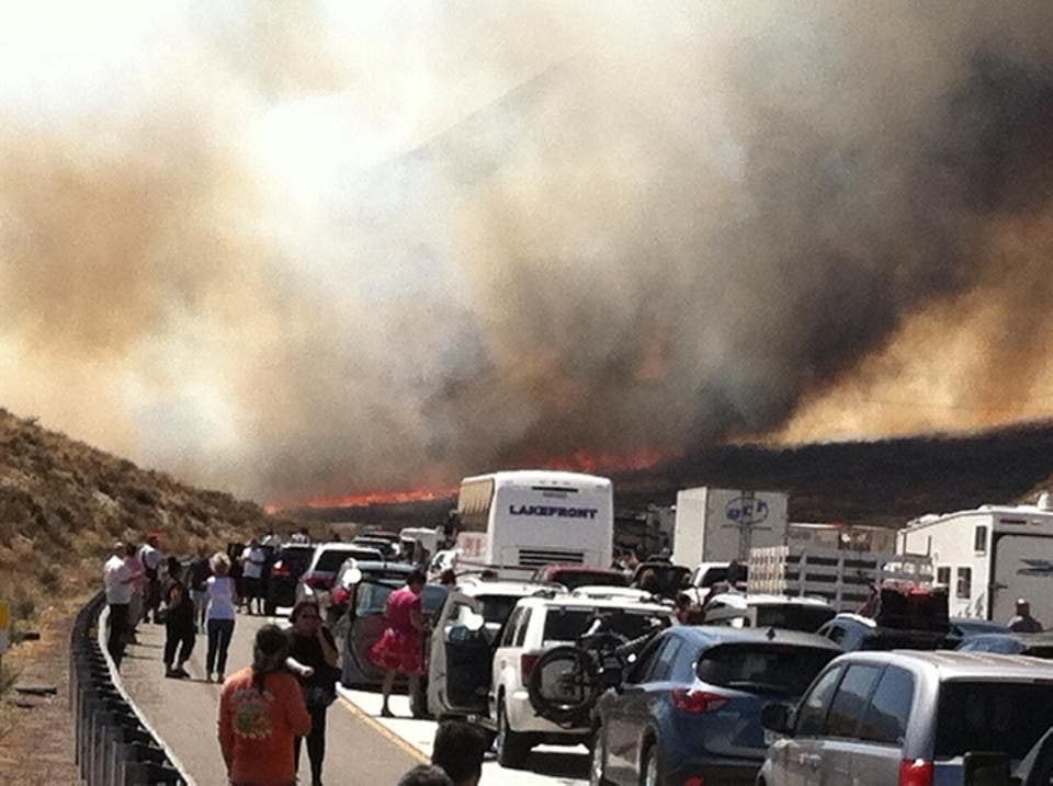 Kebakaran hutan di California Selatan yang melanda antarnegara bagian dan memaksa pengemudi untuk melarikan diri mereda dalam semalam