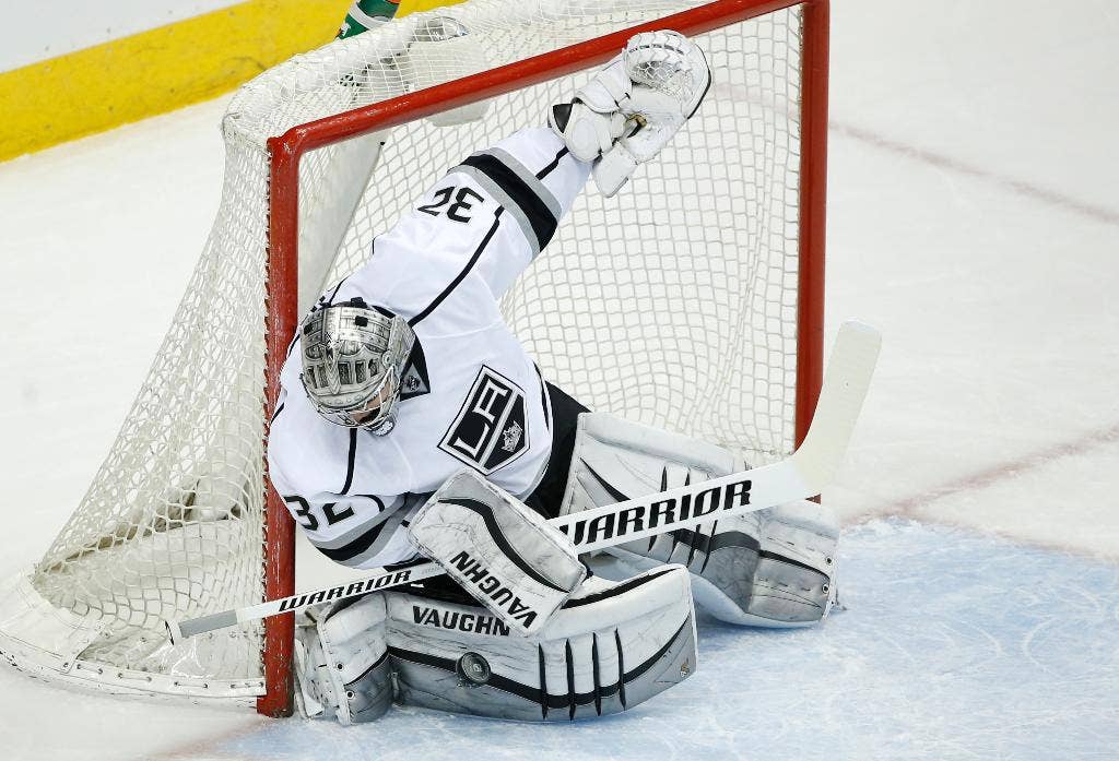 McNabb mencetak gol, 2 assist dan Quick menghentikan 21 tembakan saat Kings mengalahkan Avalanche 5-2