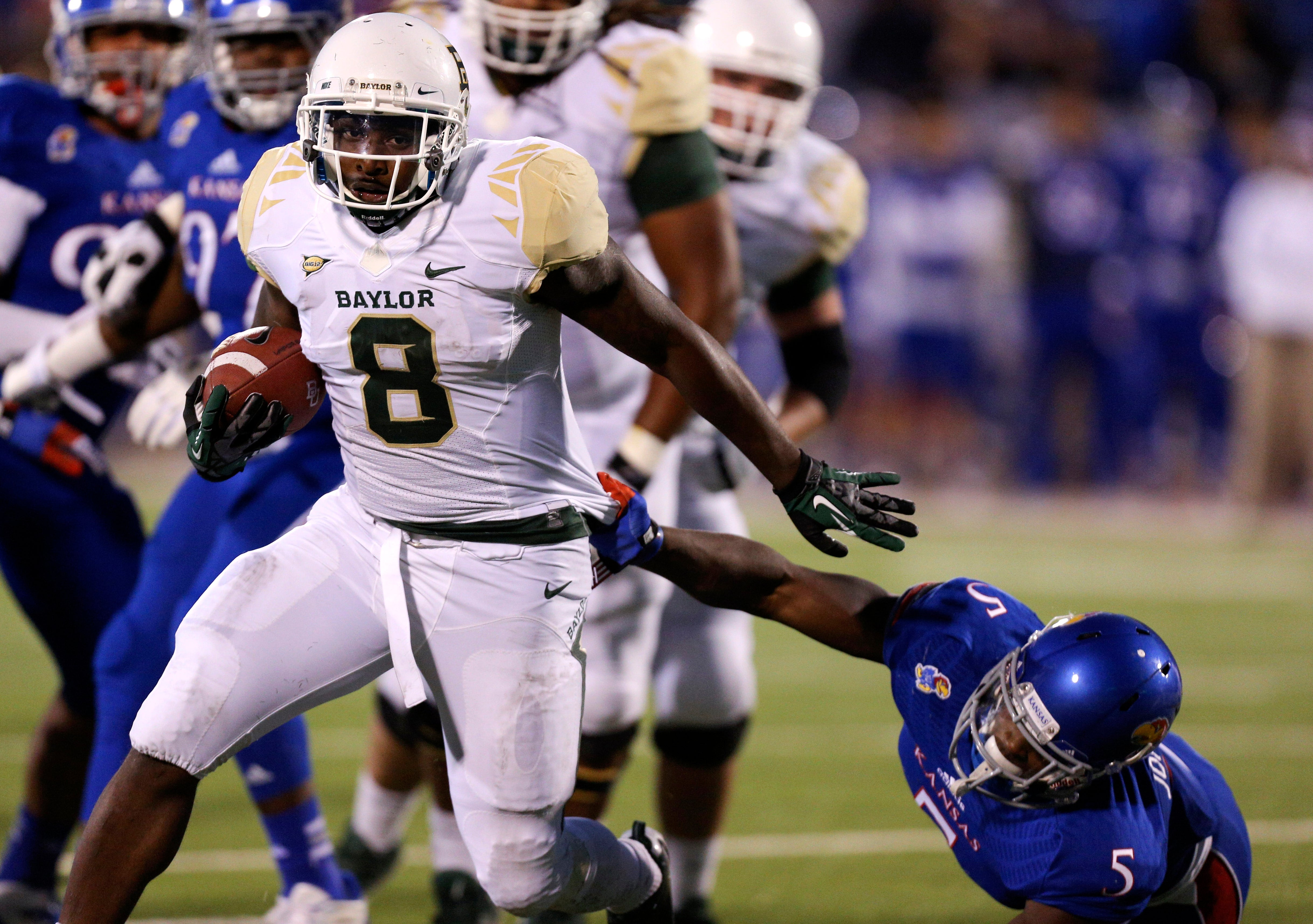 Petty mendapat 3 tiket TD sebagai no. 6 Baylor mengalahkan Jayhawks 59-14 untuk kemenangan ke-11 berturut-turut yang merupakan rekor sekolah