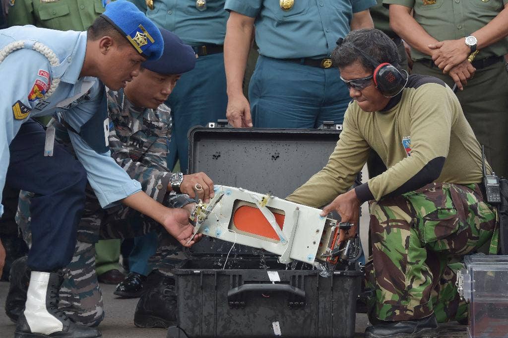 Penyelam mengambil kotak hitam kedua dari jet AirAsia yang jatuh di Laut Jawa, membantu penyelidikan