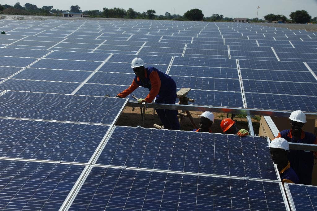 Di Uganda, pembangkit listrik tenaga surya di tengah hutan Afrika memberikan harapan