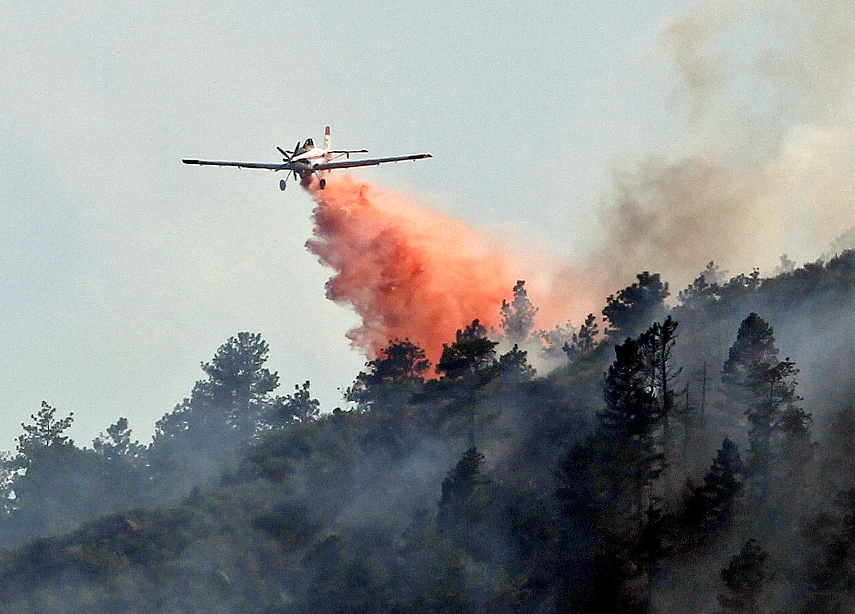 Самолет тушит пожар. Тушение лесных пожаров. Лесной пожар с самолета. Самолёт для тушения лесных пожаров. Вертолёт и горящий лес.