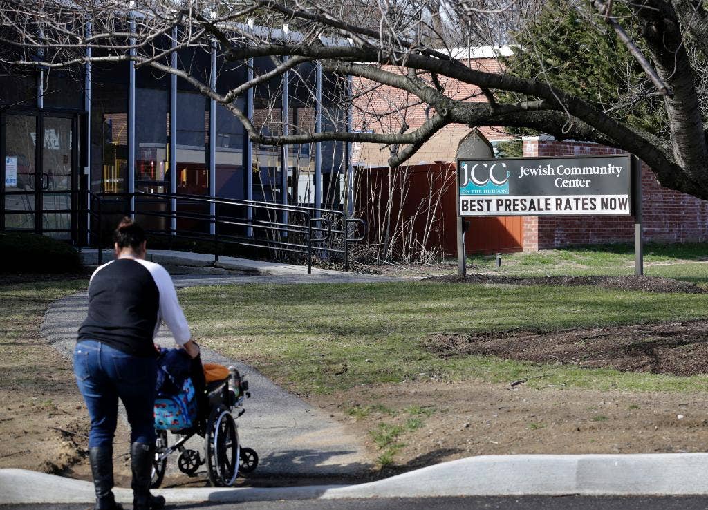 Di tengah ancaman telepon, keputusan penting apakah akan mengungsi atau tidak