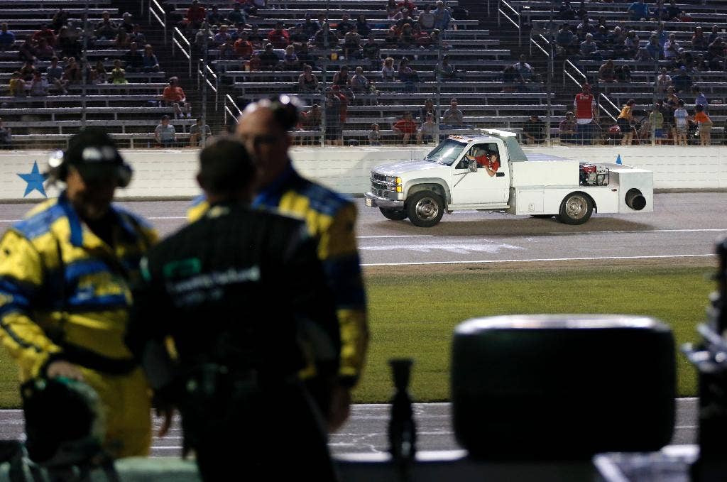 Hujan, aspal yang menua menjadi penyebab basahnya akhir pekan balapan di Texas