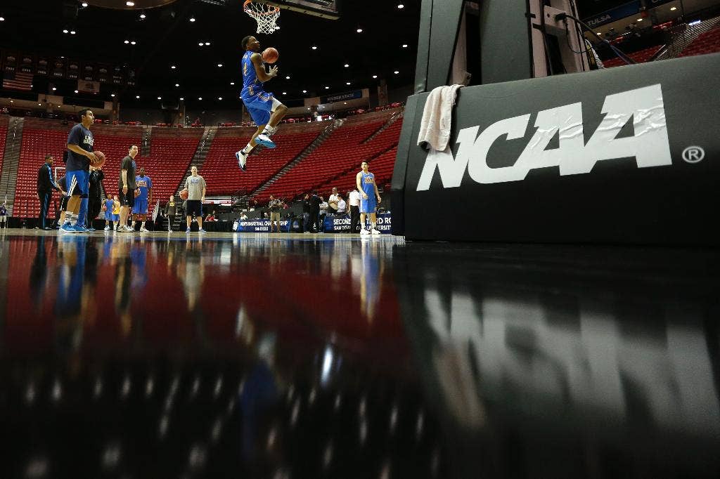 Manning melatih di Turnamen NCAA pada tahun ke-2 di Tulsa, melawan UCLA Bruins dari Alford