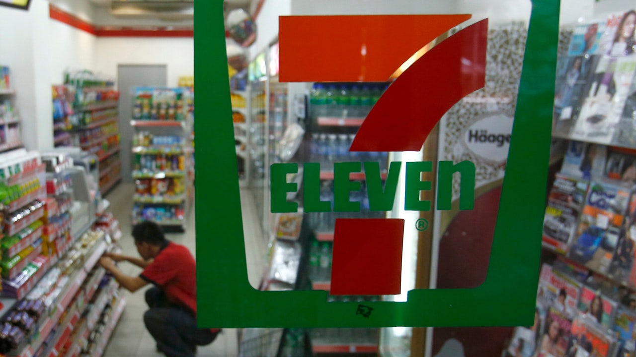 7-Eleven employee charged with murder after firing on shoplifters