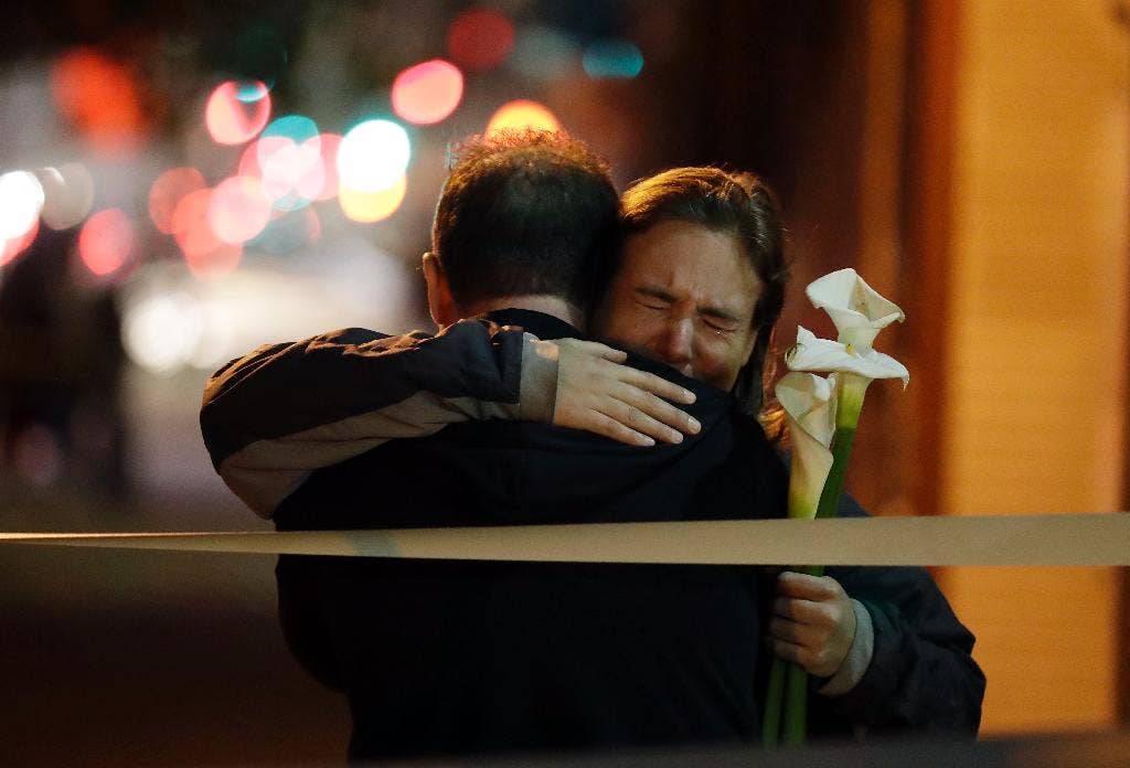 Penyelidik mencari petunjuk kebakaran fatal, teman-teman berduka