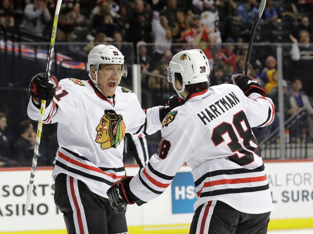 Panik mencetak pemenang di set ketiga, Blackhawks melewati Isles 5-4
