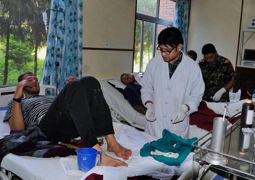 Petugas penyelamat mencari korban selamat setelah badai salju dan badai salju yang mematikan di Nepal; puluhan masih terdampar