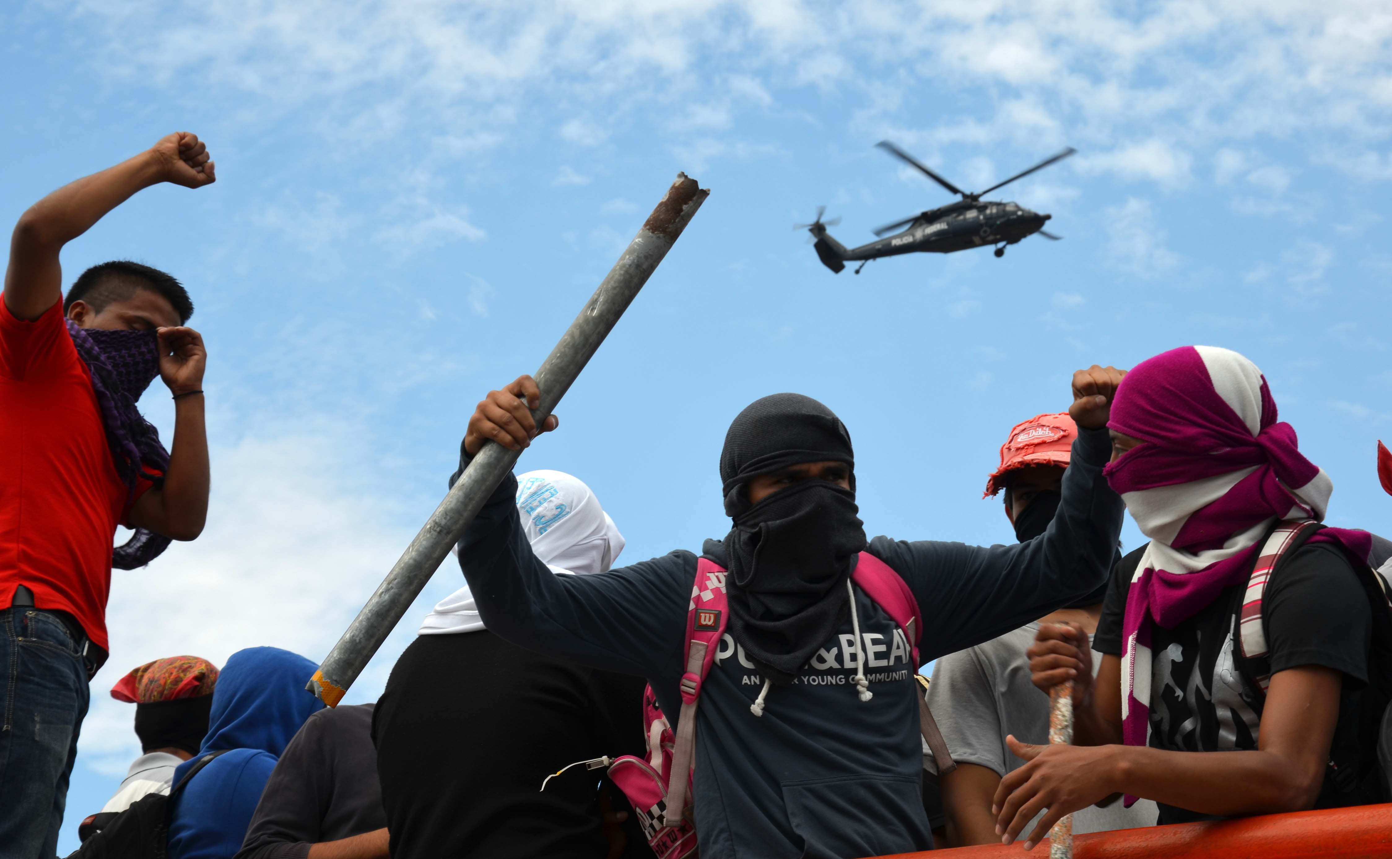 Guru bertopeng dan bersenjata memprotes reformasi presiden Meksiko untuk menguji agendanya yang lebih luas