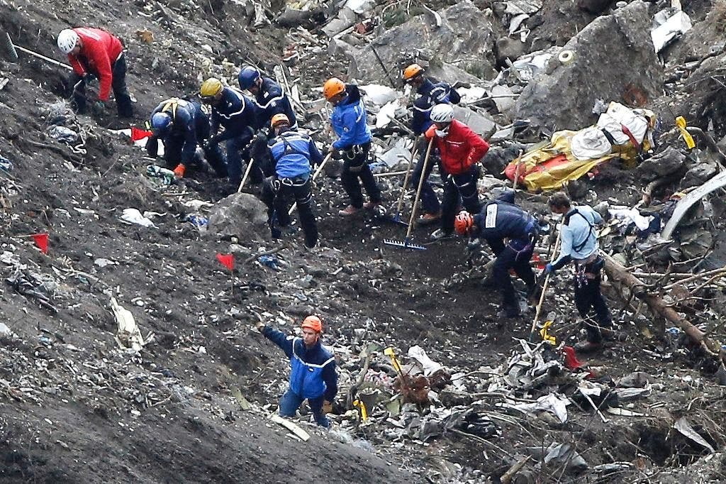 Misi pemulihan yang sulit di lokasi jatuhnya Germanwings yang berbahaya di Pegunungan Alpen Prancis