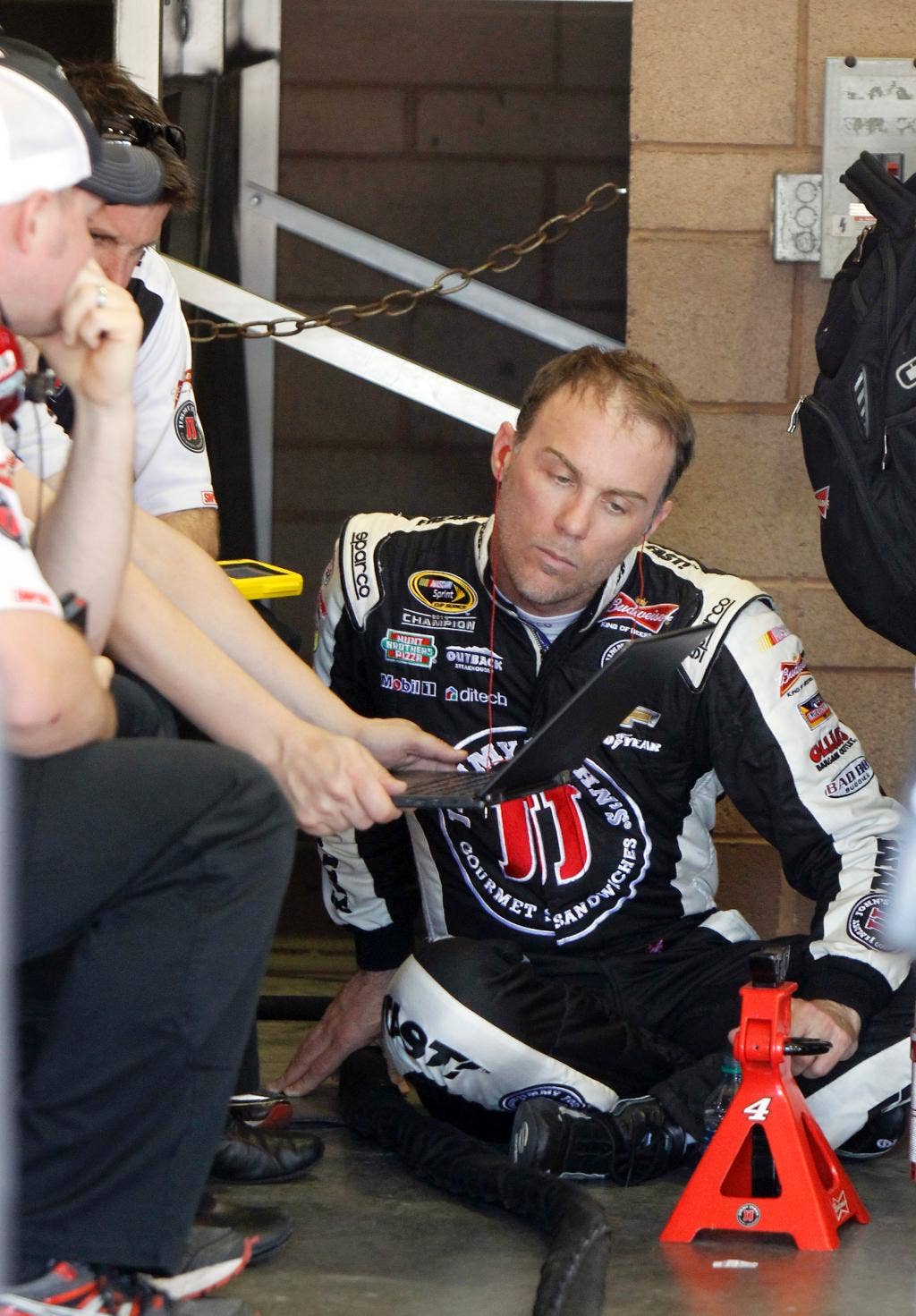 Kurt Busch memenangkan pole di Fontana dalam balapan keduanya setelah kembali dari skorsing, merebut Kevin Harvick