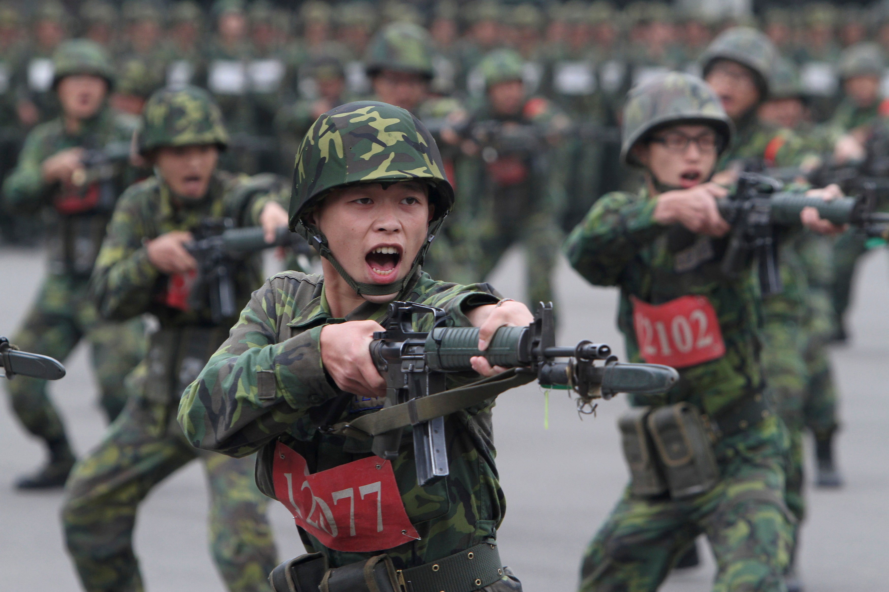 Ketika hubungan ekonomi dan China meningkat, Taiwan tidak dapat menemukan cukup sukarelawan untuk dinas militer