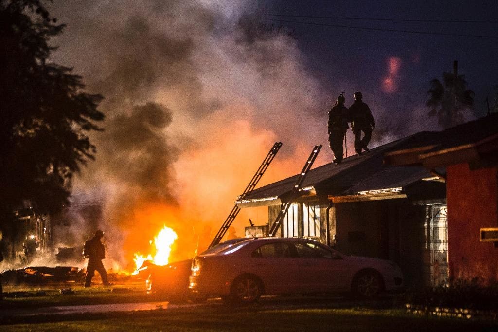 Kecelakaan pesawat menyulut api di pinggiran kota California