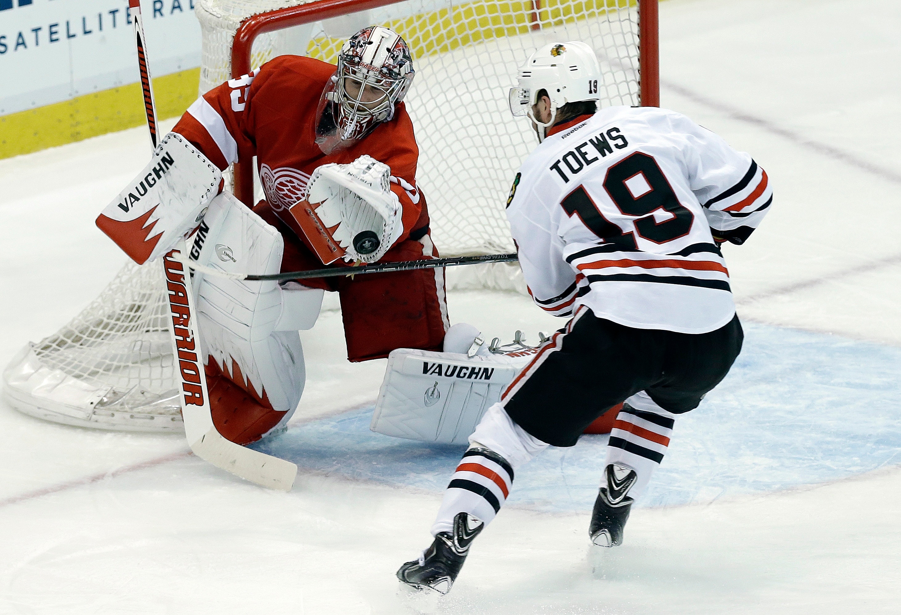 Blackhawks berharap untuk mengatasi defisit 3-1 di babak kedua setelah kalah 2-0 dari Red Wings