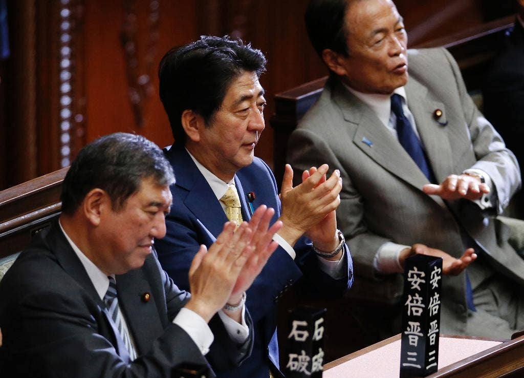 V&A: Apa yang ada di balik keributan atas tekanan pemimpin Jepang Abe pada daftar militer yang luas V&A: Apa yang ada di balik keributan atas tekanan pemimpin Jepang Abe pada daftar militer yang luas