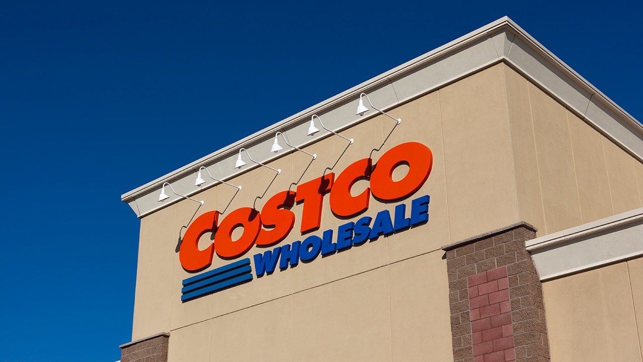 'Costco Karen' throws fit over face mask policy, Twitter video shows - Fox News