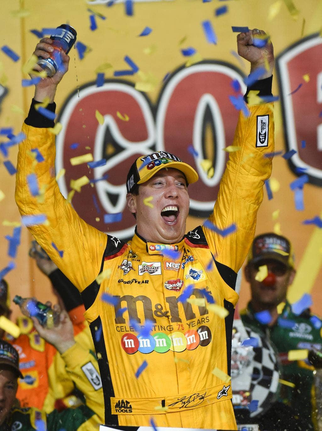 Kyle Busch membuat Joe Gibbs Racing unggul di Piala Sprint