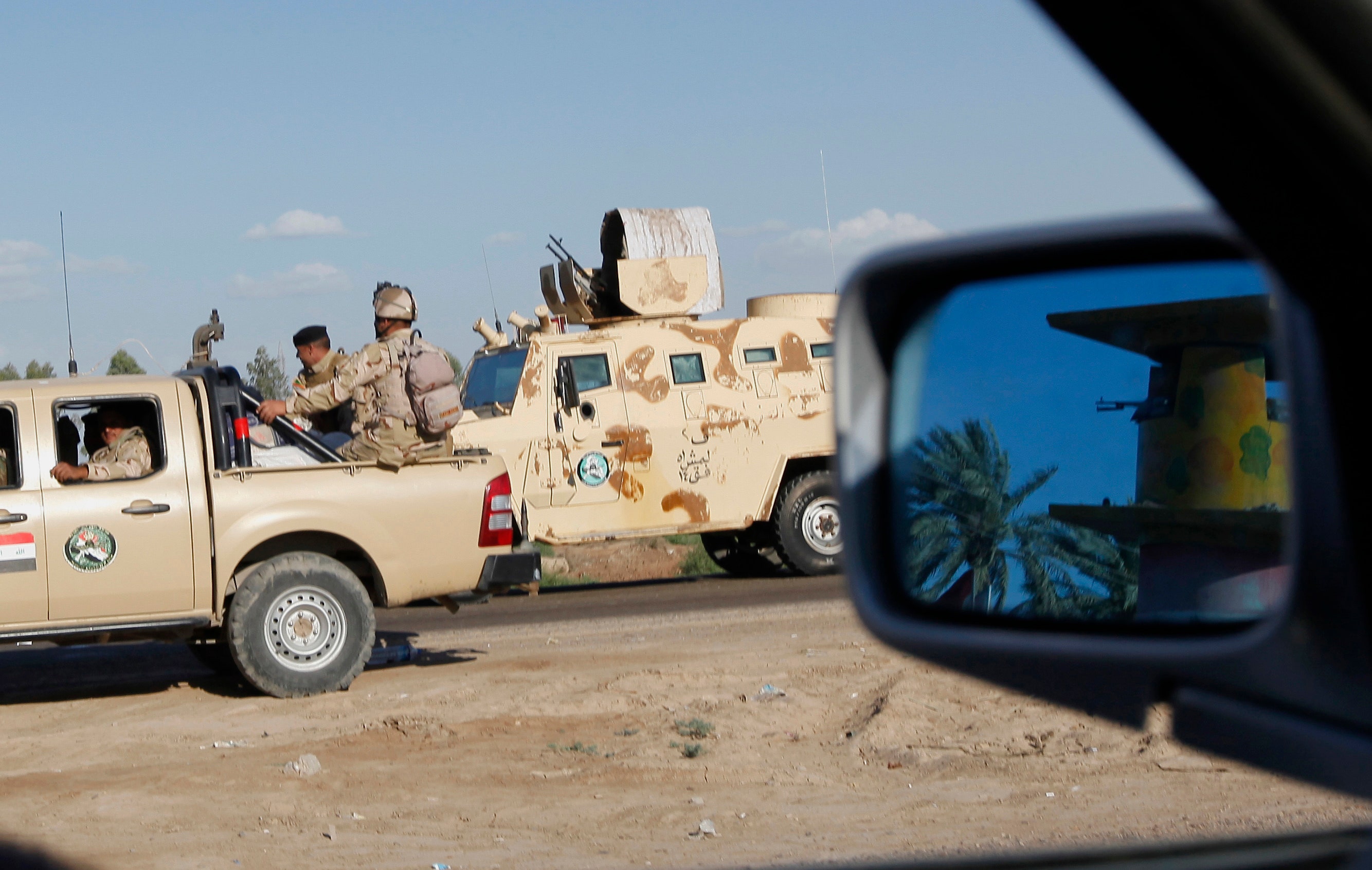 Kelompok militan yang mempunyai hubungan dengan loyalis Saddam dianggap mengambil keuntungan dari kerusuhan Irak