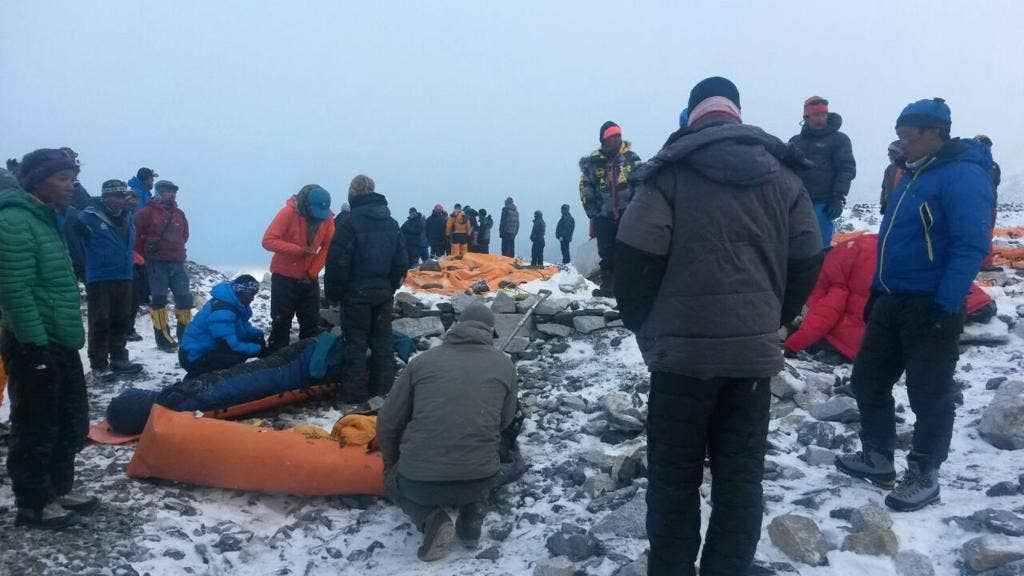 Tim penyelamat berjuang untuk mencapai desa-desa di dekat pusat gempa Nepal karena jumlah korban tewas melebihi 3.300 orang