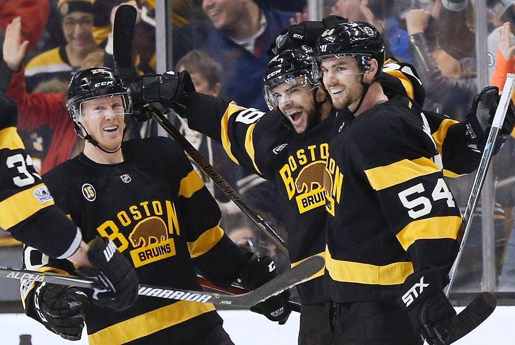 Tembakan Stafford mengenai pemain Flyers dalam kemenangan 2-1 B