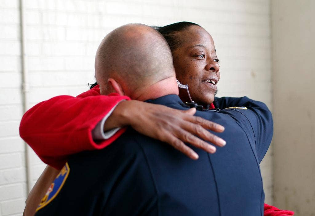 1 tahun setelah Freddie Gray, polisi bekerja untuk menyembuhkan luka kota