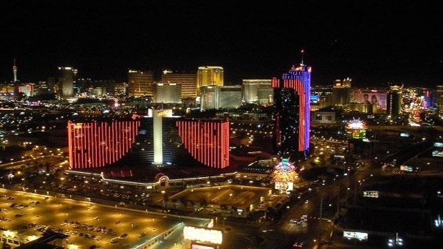 Zip line untuk menerbangkan turis melintasi Las Vegas strip