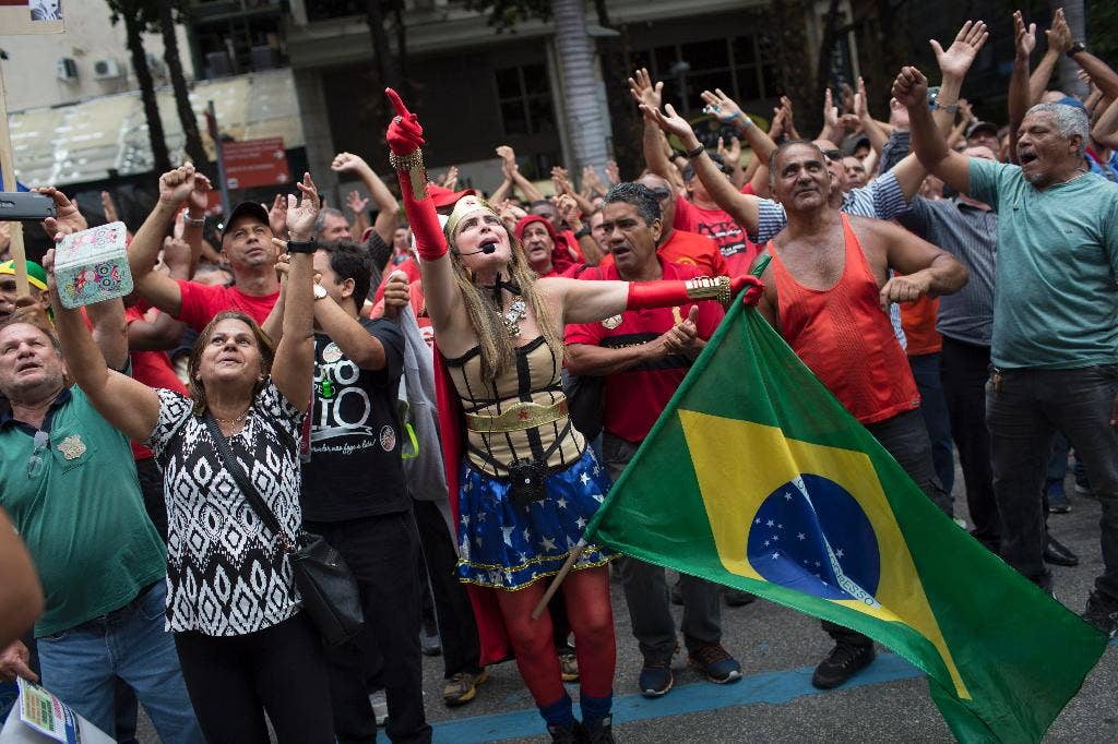 Pekerja di Rio melakukan protes ketika Brasil merencanakan langkah-langkah penghematan