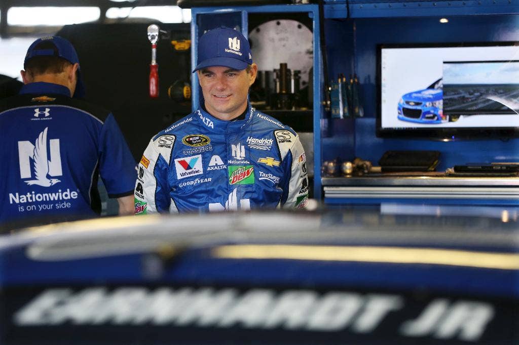 Jeff Gordon bersedia bertahan demi Earnhardt selama diperlukan