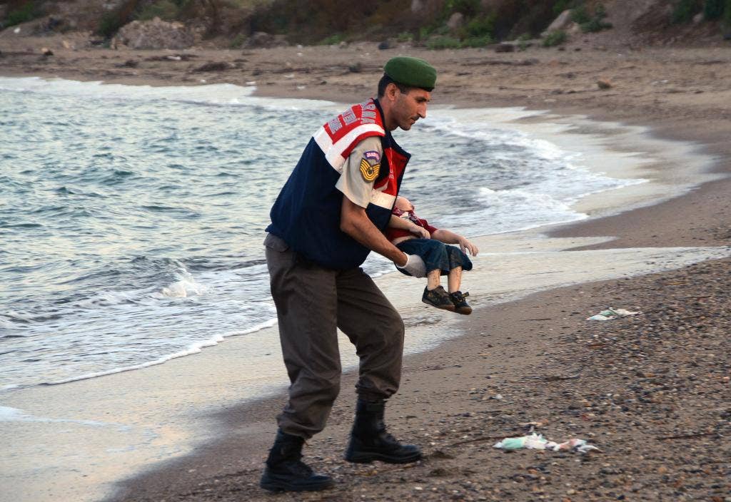 Foto anak mati di pantai mengingatkan tragedi masa lalu, menghantui dan membuat frustrasi dunia