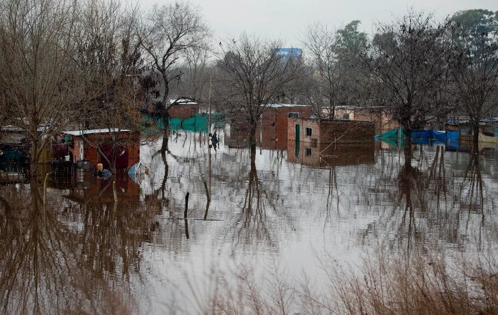 Pemerintah Argentina berusaha meredakan ketegangan, memperbaiki kerusakan akibat banjir yang memaksa evakuasi