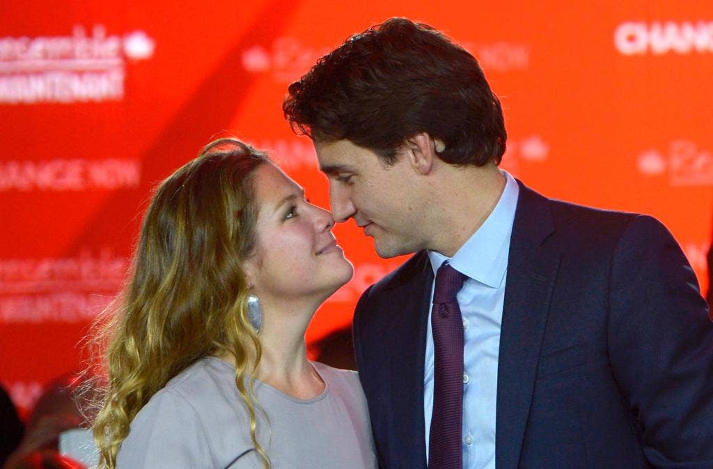 Putra mendiang Perdana Menteri Trudeau menjadi perdana menteri ketika Partai Liberal mengalahkan Partai Konservatif Harper